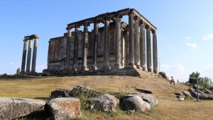 Aizanoi Antik Kenti kazısında mermer güneş saati bulundu