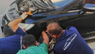 Araca sıkışan kediyi itfaiye ekipleri kurtardı