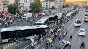 Avcılar'da iki metrobüs çarpıştı