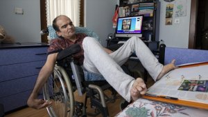 Ayak parmaklarıyla bilgisayar kullanarak ders çalışan SP hastası Ümithan Yılmaz liseyi bitirdi