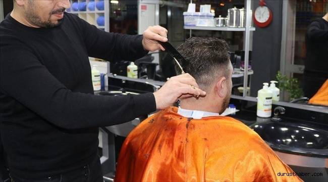 Berber ve kuaförlerin haftanın bir günü kapalı olması uygulaması ertelendi