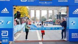 Berlin Maratonu'nun galibi Kipchoge kendisine ait dünya rekorunu geliştirdi