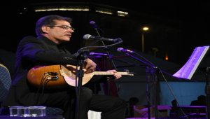 "Bozkırın tezenesi"nin oğlu Hüseyin Ertaş, babasına ait türküleri ilk defa seslendirdi