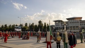 Cumhurbaşkanlığı Muhafız Alayı Tüfekli Gösteri Bölüğü nöbet değişim töreni yapıldı