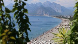 Dört mevsim turist çeken Antalya konuklarına eşsiz güzellikler sunuyor 
