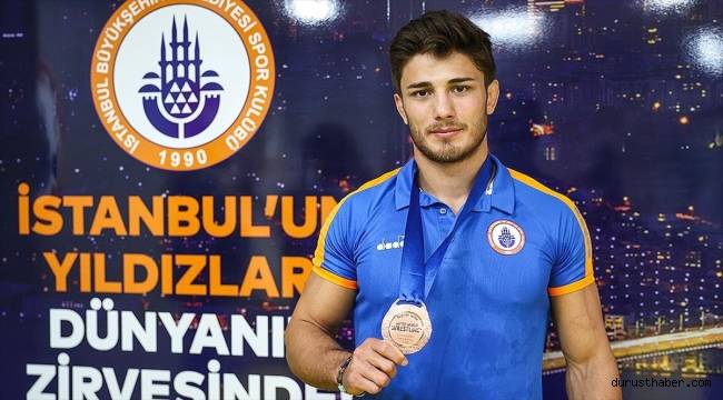 Elindeki çatlağa rağmen vazgeçmedi, Dünya Güreş Şampiyonası'nda üçüncü oldu