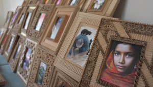 Emekli öğretmen karton parçalarından çerçeve yapıyor