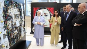 Erdoğan çifti, Türkevi'nde açılan atık sergisini gezdi
