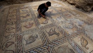 Filistinli çiftçi, Gazze'deki tarlasında Bizans dönemine ait mozaik keşfetti