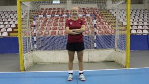 Hokeyci Sinem Yalçın milli formayı 100'den fazla kez giydi