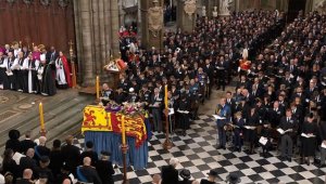 İngiltere Kraliçesi 2. Elizabeth'in cenazesi St. George Şapeli'nde defnedildi