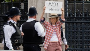 İngiltere'de monarşi karşıtı protestolardaki gözaltılar tartışmalara yol açtı