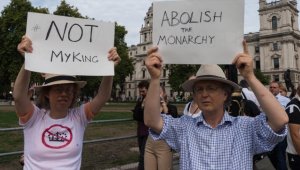 İngiltere'de monarşi karşıtlarının gözaltına alınması ifade özgürlüğü tartışmalarına yol açtı