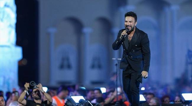 İzmir'in kurtuluşunun 100. yılı etkinliklerinde şarkıcı Tarkan konser verdi