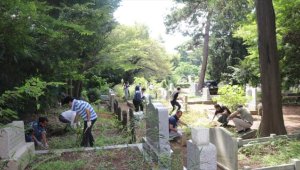 Japonya'da İslam ve Türk büyüklerinin kabirleri çiçeklendirildi