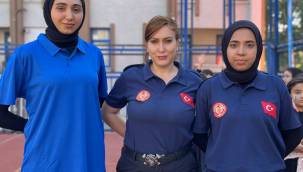 Kadın itfaiyeciler olaydan olaya koşuyor