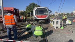 Kayseri'de halk otobüsüyle çarpışan tramvay raydan çıktı