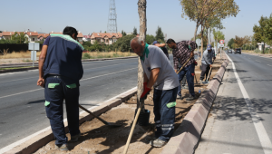 Komando Caddesi'nde refüjdeki çimler tasarruflu sulanıyor