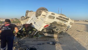 Konya'da tırın şarampole devrilmesi sonucu 2 kişi yaralandı