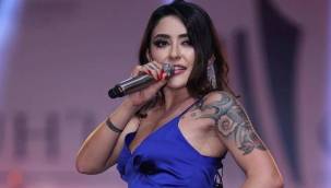 Melek Mosso'yu hiç böyle görmedeniz! Çocukluk fotoğrafıyla ağızları açık bıraktı: Evrime kafa atmış, estetiğin gücü adına!