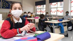 Milli Eğitim Bakanı merak edilen soruyu yanıtladı: Derslerde maske olacak mı?