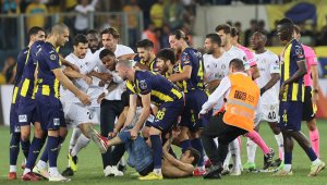 MKE Ankaragücü-Beşiktaş maçının sonunda sahaya girerek oyuncuya saldıran taraftar gözaltına alındı