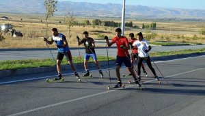 Muş'ta kayaklı koşu sporcuları asfaltta şampiyonalara hazırlanıyor