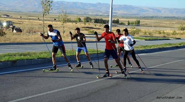 Muş'ta kayaklı koşu sporcuları asfaltta şampiyonalara hazırlanıyor