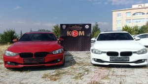 Niğde'de yasal süresi dolup yurt dışına çıkarılmayan yabancı plakalı 2 otomobil ele geçirildi
