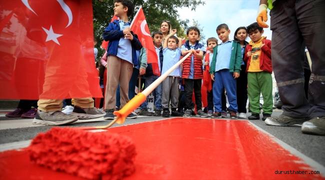 Öğrenciler yaya geçitlerini "Hayata saygı duruşu" sloganıyla kırmızıya boyadı