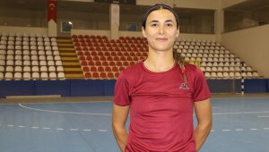 Perihan öğretmen, hokeyde ay-yıldızlı formayı tutkuyla giyiyor