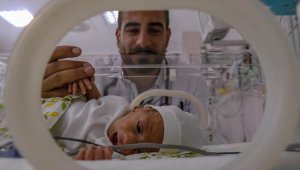 Prematüre doğduğu hastanede aynı durumdaki bebeklerin hayata tutunması için çalışıyor 