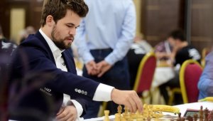 Rakibinin hile yaptığına inanan Carlsen, ilk hamlesinin ardından oyundan çekildi