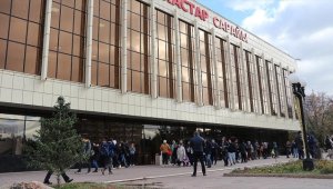 Rus vatandaşları Kazakistan'da kimlik numarası almak için saatlerce sırada bekliyor