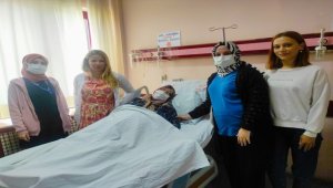 Şişkinlik şikayeti bulunan hastanın karnından 20 santimetrelik kist alındı