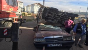 Sivas'ta üzerine mıcır yüklü kamyon devrilen otomobil kullanılamaz hale geldi