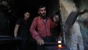 Suriye'nin Bab ilçesindeki son sıcak demir ustası Nago, atölyesinde mesleğini yaşatıyor