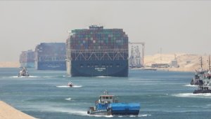 Süveyş Kanalı'nda petrol tankeri karaya oturdu