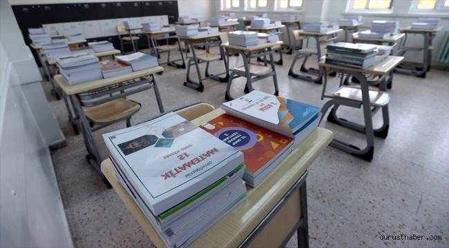 Ücretsiz yardımcı kaynaklar, ilk kez ders kitaplarıyla birlikte sıralarda olacak