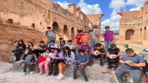 Uğur Okulları'ndan 55 ilde kitap okuma etkinliği