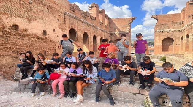 Uğur Okulları'ndan 55 ilde kitap okuma etkinliği