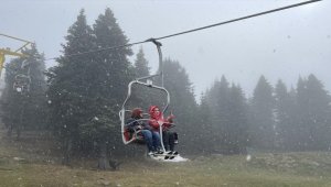 Uludağ'da mevsimin ilk kar yağışı etkili oluyor