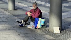 Almanya'da 10 yıldır sokaklarda kalan Peter Schmidt dramatik yaşam hikayesini anlattı