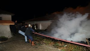 Ankara'da kırsal mahallede iki ev ile bir samanlık yandı