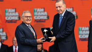 Büyükkılıç, Cumhurbaşkanı Erdoğan’dan ödül aldı