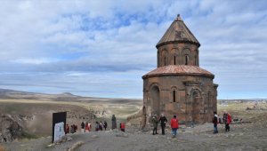 'Damla Projesi'yle Kars'a gelen öğrenciler gönüllere dokunup Ani'yi gezdi