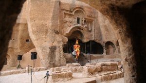 Dara Antik Kenti'nde "Taşla Dokunmuş, Sevgiyle Yoğrulmuş Mardin" defilesi yapıldı