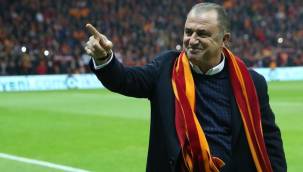 İmparator'dan şık hareket: SMA hastasına jübile formasını bağışladı