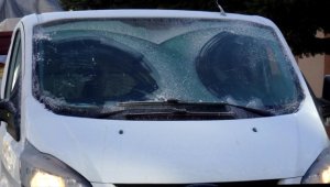 Kars'ta soğuk hava yüzünden araçların camları buz tuttu