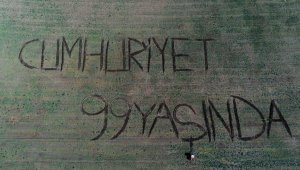 Kırklareli'nde bir çiftçi tarlasına traktörüyle "Cumhuriyet 99 yaşında" yazdı